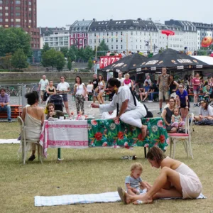 Un Mozaic de Viată Urbană