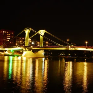 Simfonie Urbană în Tonuri Aurii